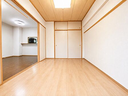 広めの洋室と隣接するダイニングキッチン