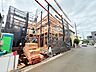 外観：建築中の建物と前面道路