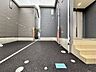 駐車場：屋外の舗装スペースと階段