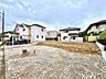 外観：建設前の更地で周囲に住宅がある土地の様子
