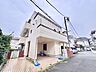 外観：角地に建つ白い外壁の戸建て住宅