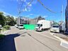 周辺：建物前の道路と周辺の街並み