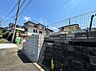 外観：住宅街の道路と石積みの塀