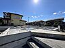 外観：建築中の住宅とコンクリート基礎