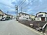 周辺：住宅街の道路と戸建て住宅