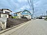 周辺：住宅街の道路沿いにある戸建住宅