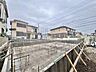 外観：建築中の戸建て住宅と周辺の住宅街