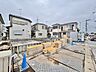 周辺：住宅街の建築現場と周辺の戸建住宅
