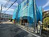 外観：青い養生シートで覆われた建物の外観