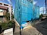 外観：建築中の建物を覆う青い養生シート