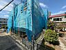 外観：青い養生シートで覆われた建物の外観