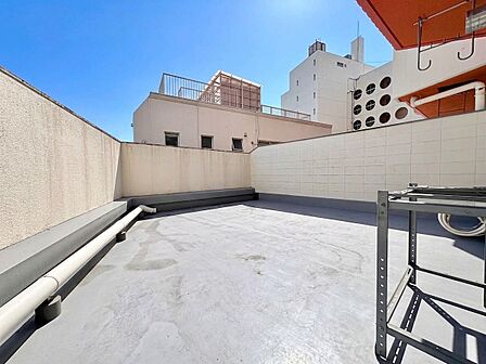 建物に囲まれた広い屋上スペース