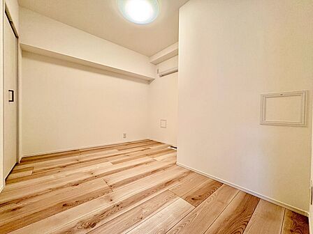 木目調の床がある室内空間