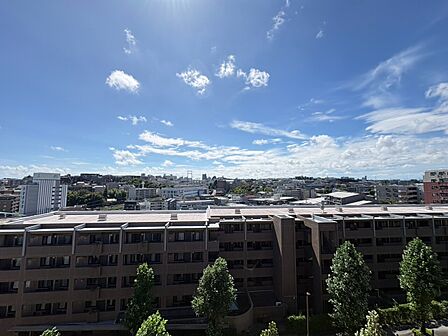 建物越しに市街地と山並みを望む眺望