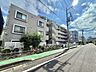 外観：建物外観と前面道路の様子
