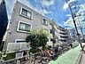 外観：自転車置き場のある集合住宅の外観