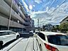 周辺：建物と周辺道路の様子複数の車が駐車されています