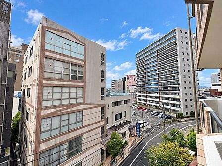 建物と周辺の街並みを望む眺望