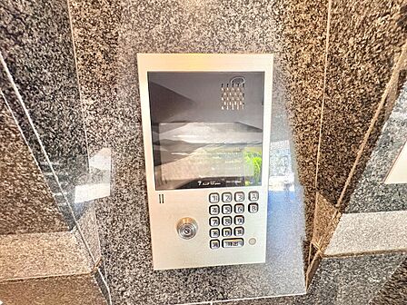 壁面に設置された操作パネル