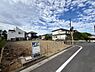 外観：建築中の戸建てと前面道路の様子