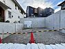 外観：コーンが設置された砂利敷きの敷地
