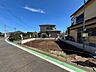 外観：前面道路と敷地、周辺の住宅を望む外観