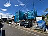 外観：建築中の建物と前面道路の様子