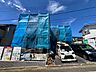 外観：建築中の建物と前面道路の様子