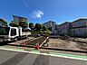 外観：建築中の戸建て用地と前面道路