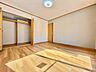 収納：日当たりのよいフローリングの洋室