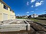 外観：建築中の戸建てと周辺の住宅街