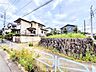 外観：住宅街にある戸建て住宅と周辺の道路
