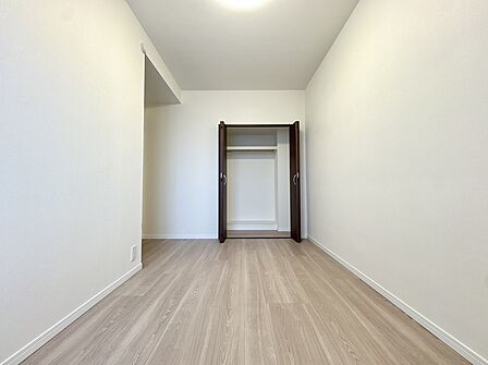 木目調の床が広がる廊下と室内ドア