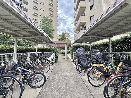 屋根付きの駐輪場に自転車が並ぶ共用スペース