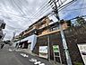 外観：道路沿いに建つ集合住宅の外観