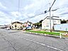 外観：建築中の戸建てと前面道路の様子
