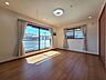 洋室：大きな窓のある明るい洋室