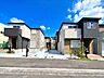 外観：新築の2階建て住宅が隣接し駐車スペース付きです