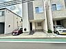 外観：道路沿いに建つ集合住宅の外観