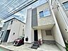 外観：前面道路から見た3階建て住宅