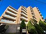 外観：植栽に囲まれた集合住宅の外観