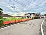 周辺：物件周辺の道路と住宅街の様子