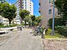 周辺：建物周辺の道路と植栽、自転車置き場