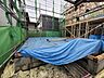 その他：建築中の建物と青い養生シート