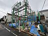 外観：建築中の建物と周囲の道路