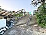 外観：階段と門まわりを含む建物外観