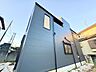 外観：青空の下に建つ、外壁が特徴的な住宅