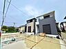 外観：戸建て住宅の外観とコンクリート敷きの前面スペース