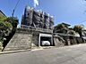 外観：塀と門扉のある住宅外観駐車スペース付き