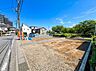 外観：道路沿いの整地された更地